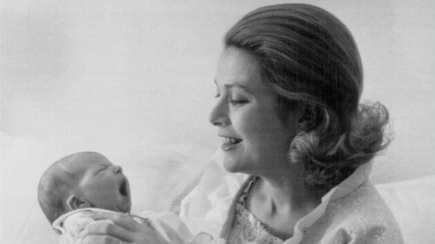 Monacká kněžna Grace a princezna Stéphanie (4. února 1965)