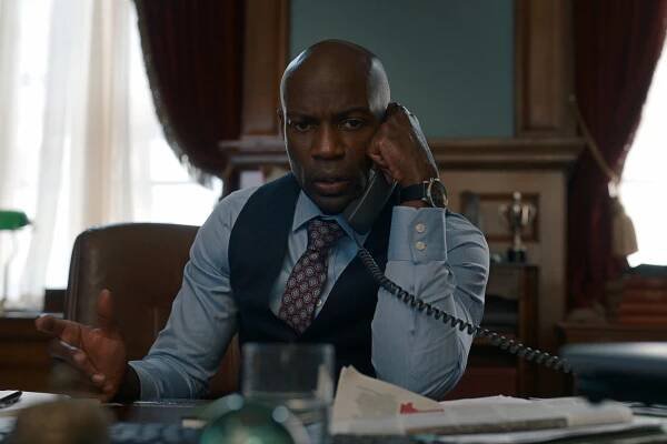 Diplomatické vztahy - Koupil si klobouk - Z filmu - David Gyasi