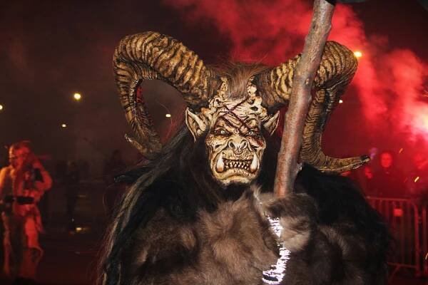 VIDEO: Do Ostravy dorazili děsiví Krampus čerti. Někdy se sápali i lidé na ně