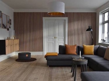 Stěna v obývacím pokoji celá obložená lamelovým obkladem z dubu