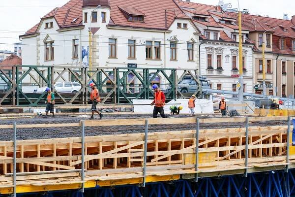 Ratibořskou ulici v Opavě čeká uzavírka. Stavba mostu míří do finále