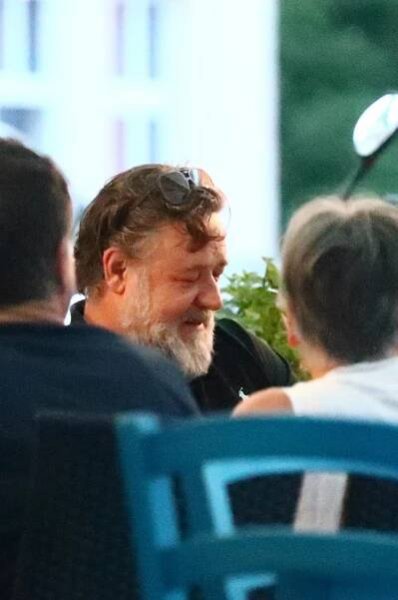 Russell Crowe to ve Varech rozjel: Pivo, panáky, zpěv... až do rána!