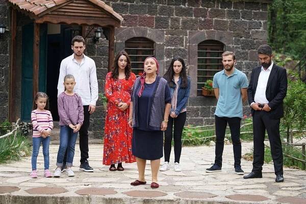 Emine Türkyılmaz, Dila Aktaş, Cem Kenar, Öykü Gürman, Nurşim Demir, İlayda Çevik, Furkan Aksoy, Sinan Tuzcu - Sen Anlat Karadeniz - Episode 4 - Z filmu