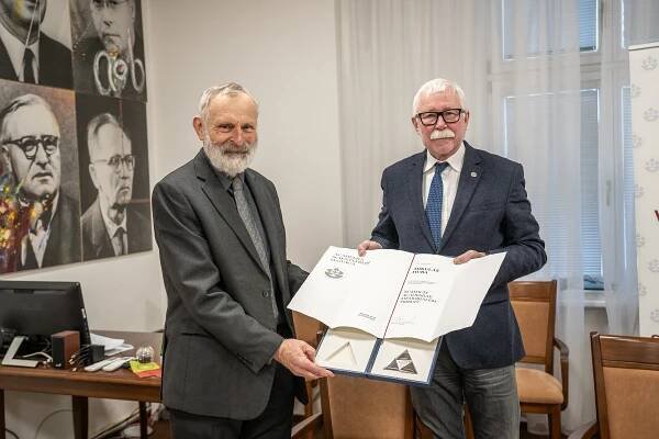 Medailu SAV za podporu vedy si prevzal prof. Mikuláš Huba