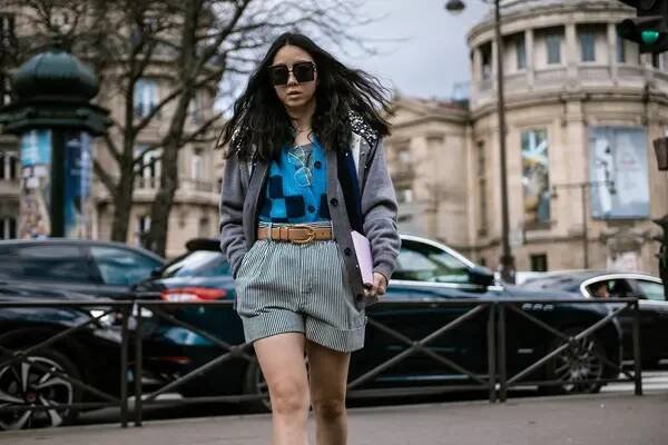 Yuwei Zhangzou vidět mimo MIU show, během Pařížského týdne módy Dámské oblečení podzim / Zima 20-21. — Stock obrázek