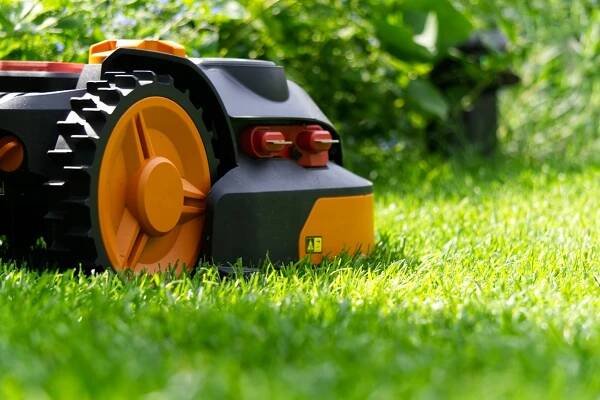 Efektivní robotičtí pomocníci: Postarají se o i trávník
