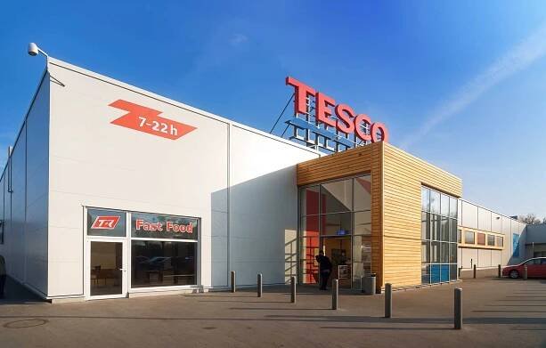 Retail centrum – Tesco a retail - foto