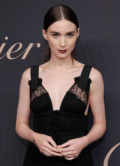 Rooney Mara’s Black Cherry Lips and Sleek Center-Parted Ponytail