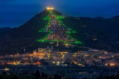 slavný vánoční strom gubbio, největší vánoční strom na světě. provincie perugia, umbrie, itálie. - provincie perugia - stock snímky, obrázky a fotky