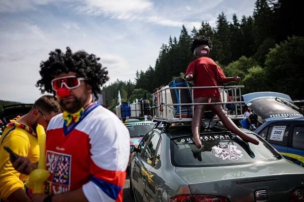 Káry za pár korun a dvě Pamely. Na Bílé se to hemžilo vyladěnými auty Gumbalkan