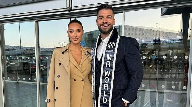 Tomáš Haring reprezentoval Česko na světové soutěži Mister World, která se koná ve Vietnamu. Na snímku s ředitelkou soutěže Miss Czech Republic, Taťánou Makarenko (listopad 2024)