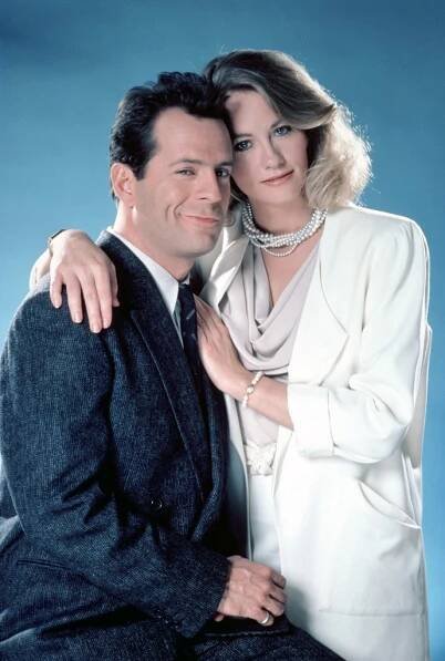 FOTO: Cybill Shepherd a Bruce Willis si spolu zahráli v seriálu Měsíční svit. – stránka 15