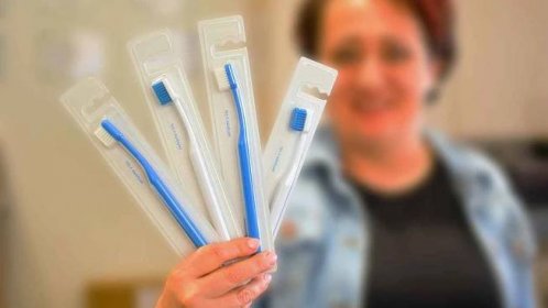 Modrý a bílý zubní kartáček mají nově v pelhřimovském informačním centru.