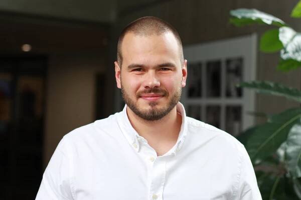Rusové na nás vypálili dělostřeleckou salvu, popisuje zahraniční zpravodaj ČT Papadopulos