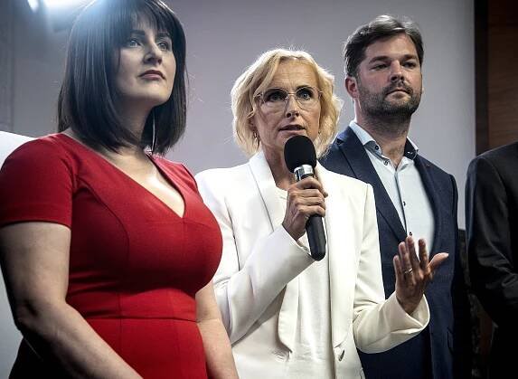 Jak si holky ze SOCDEM a Stačilo! pořešily šaty na tiskovku a co „dropnul“ Lipavský