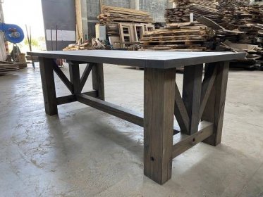 Masivní dřevěný stůl do pergoly
