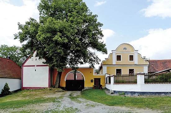 Malebně působí usedlost čp. 11 s pískovým zbarvením omítky obytného domu a brány a červenobílou barevností sýpky