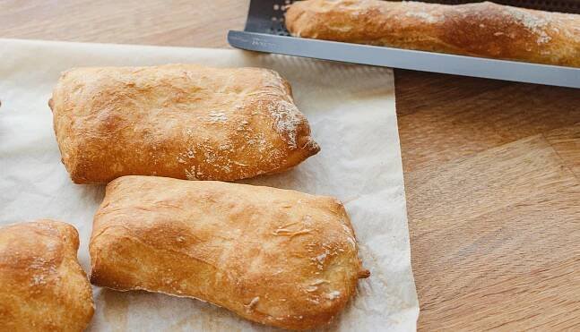 Domácí nadýchané ciabatty na zítřejší svačinu upečete jen z 5 ingrediencí – Tchibo