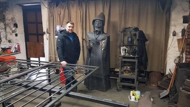Kovář rekordman spojil 64 srdcí do řetězu. Dělat s kladivem je makačka, přiznává