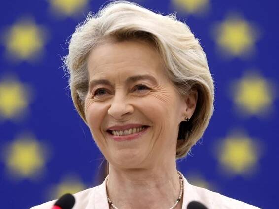 Ursula von der Leyenová zůstane v čele Evropské komise dalších pět let, rozhodli europoslanci