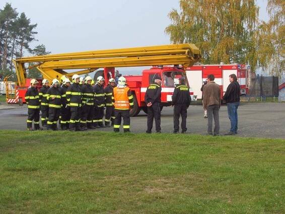 Na vlašimském letišti prověřovali hasiči své schopnosti
