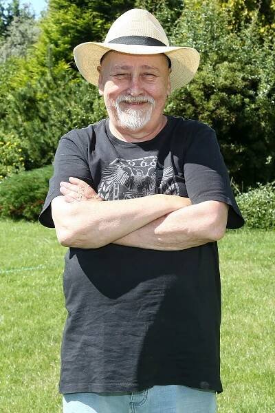 Oblíbený herec a dabér Ota Jirák utekl v roce 2019 doslova hrobníkovi z lopaty. Prodělal totiž zároveň nejen mrtvici, ale také druhý infarkt. Především díky manželce se mu podařilo se zotavit, a dokonce se vrátit k práci. Potýká se ale i s dalšími zdravotními potížemi, a to s cukrovkou a spánkovou apnoe.