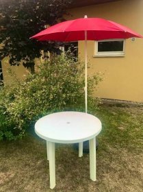 Prodám zahradní plastový kulatý stůl (90cm) + slunečník - Zahrada