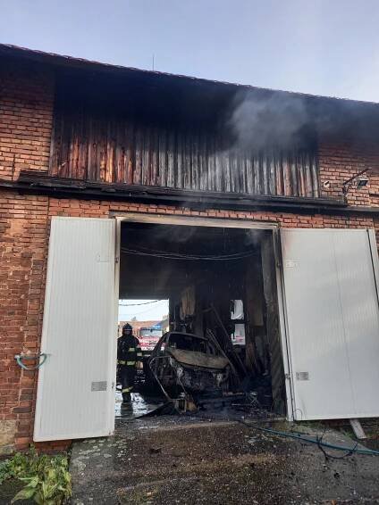 Auto hořelo v dílně na Hradecku, majitel se zranil. Příčina požáru se vyšetřuje
