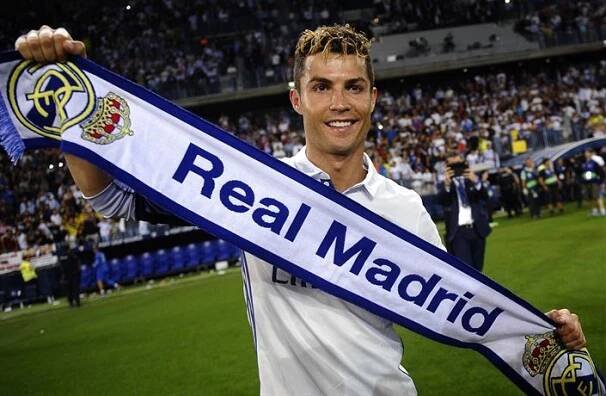 Real Madrid slaví 33. titul. Barceloně nepomohl obrat ani dva góly Messiho