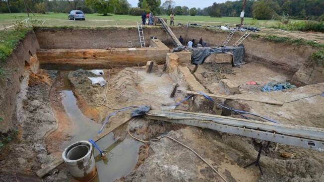 Archeologický výzkum pracovníků Archeologického ústavu AV ČR Brno v místech zaniklého říčního koryta a dřevěného mostu z 9. století. Tento výzkum z roku 2012 se zařadil k nejnáročnějším terénním akcím v Mikulčicích | foto:  Lumír Poláček – archiv Archeologického ústavu AV ČR Brno