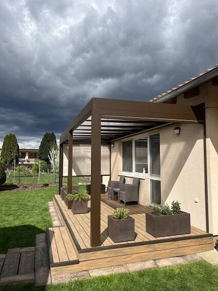 Moderná hliníková pergola Alu Design so screenovými roletami a kompozitnou terasou TIMMDEK - Wood Garden