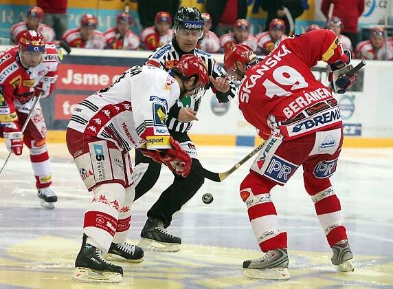 HC Slavia Praha - HC Oceláři Třinec - České Budějovice vyhrály, Třinec zaskočil Slavii (2/8)