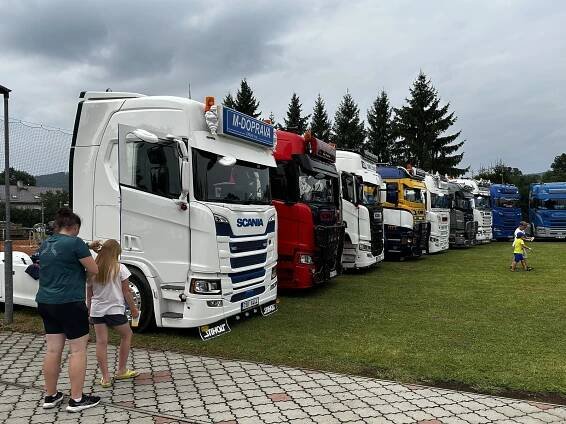 Kamioňáci se sjeli se svými trucky na sraz do Dolan, nechyběl ani program
