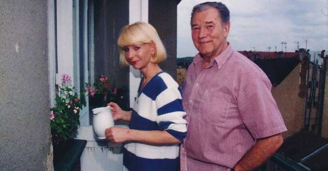 Herec a hvězda dabingu Bohumil Švarc měl o 31 let mladší manželku. Žili v bytě s výhledem na Prahu
