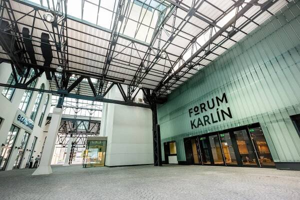 Nalevo vstup do vydavatelství Economia, napravo do multifunkční haly