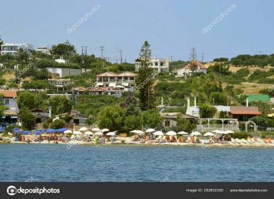 Stáhnout - Turisté na pláži Anissaras na Krétě největší a nejvíce obydlené řecké ostrovy — Stock obrázek