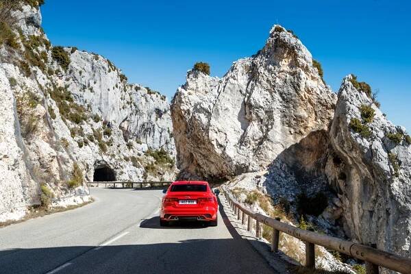 Nový Jaguar XE jsme prověřili na nejnáročnějších silnicích. Obstál v těžké zkoušce na plný plyn?