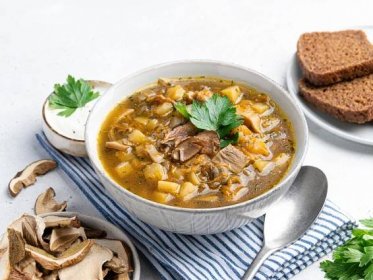 Houbová polévka z čerstvých hub – Snadný recept