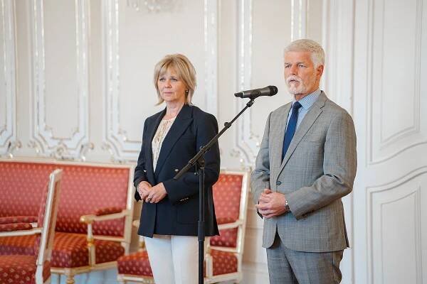 Peníze ano, ale ne paušálně. Politici se neshodnou na platu pro první dámu
