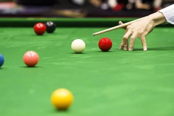 Míč a hráč snookeru — Stock obrázek
