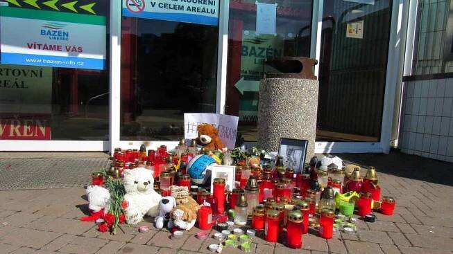 Ze smrti chlapce v bazénu obvinila policie plavčíka
