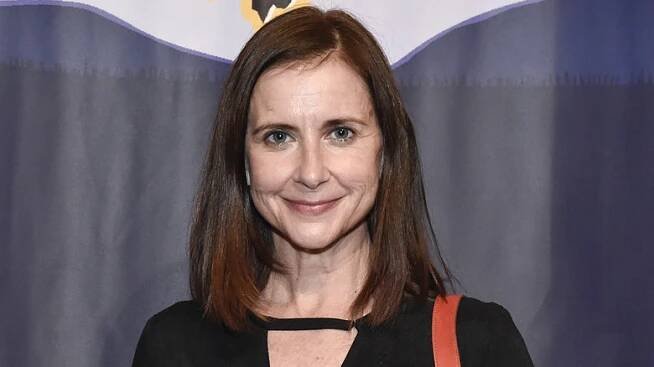 Kellie Martin posing at an event
