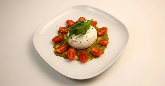 Burrata s pestem a rajčaty podle Tadeáše Kuběnky z Prostřeno!