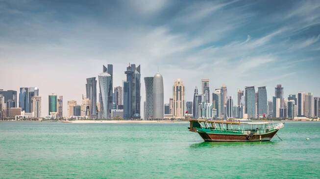 dauhá cityscape katar panorama qatari dhow daha výletní loď katar střední východ - katara - stock snímky, obrázky a fotky