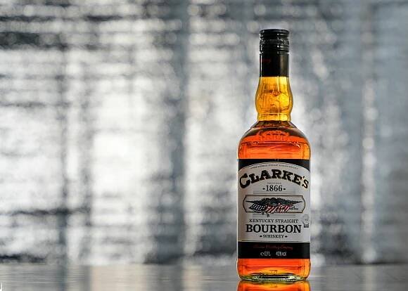 bezplatná Fotografie Produktu Clarke's Bourbon Whisky V Detailním Záběru Základová fotografie