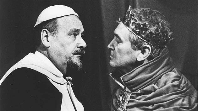 Herec František Řehák (vlevo) ve hře Jindřich IV. v roce 1986 v olomouckém Moravském divadle. Role: Dionisio Genoni. Na snímku je se Svatoplukem Matyášem.