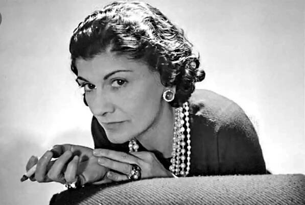 Coco Chanel dala světu malé černé a také legendární vůni, jejíž vznik ovlivnila láska i smrt