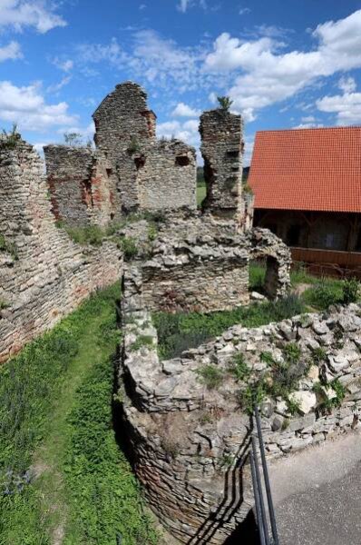 Košumberk - zřícenina hradu a zámek - Luže - Východní-Čechy.info - oficiální turistický portál Pardubického kraje