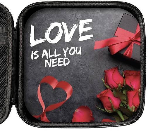 Dárková Sada Love is All You Need, kouzelný hrnek a čaj 40 g Stav balení originální