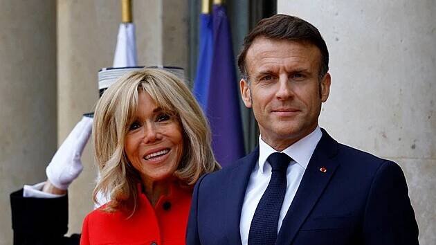 Francouzský prezident Emmanuel Macron a jeho manželka Brigitte Macronová čekají na příjezd čínského prezidenta Si Ťin-pchinga a jeho manželky Pcheng Li-jüan do Elysejského paláce v Paříži. (6. května 2024)